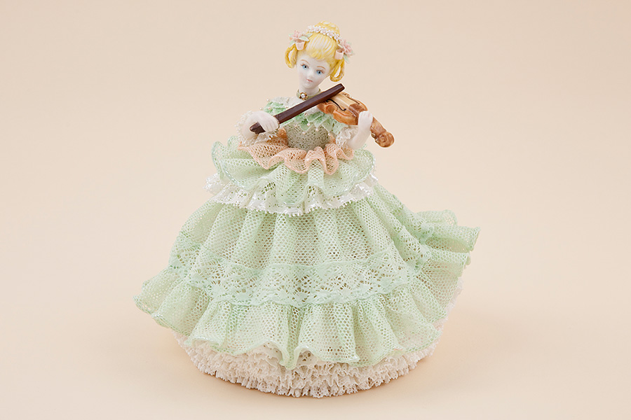 生徒様の作品・白いドレスの少女 | ポーセレンレースドール 大阪